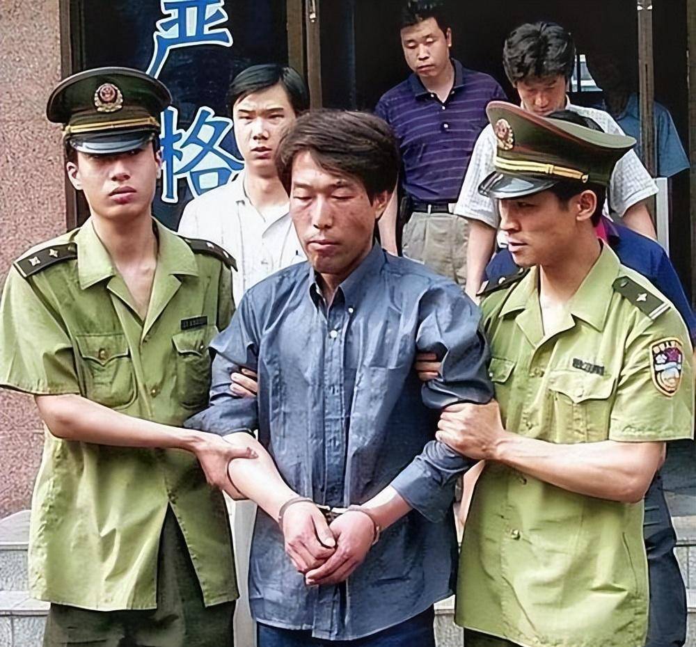 "老实"邻家男,转眼变凶犯,妻子报警助断案,终是人