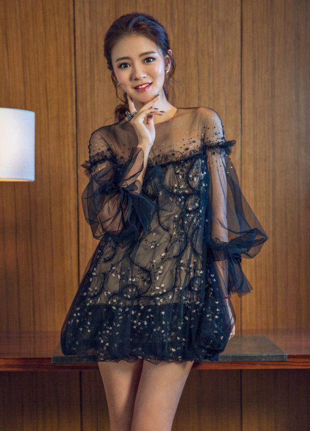 出道多年,安以轩也出演不少作品,包括下一站,幸福,斗鱼,古今大战秦俑