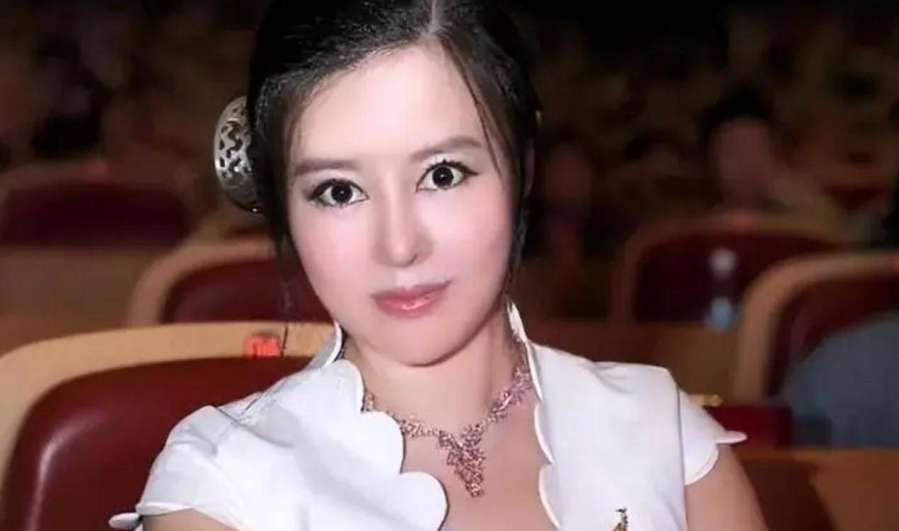 "艺术面雕"于文红:5年收割富婆47亿,52岁像少女嫁小20岁男模_妈妈_一