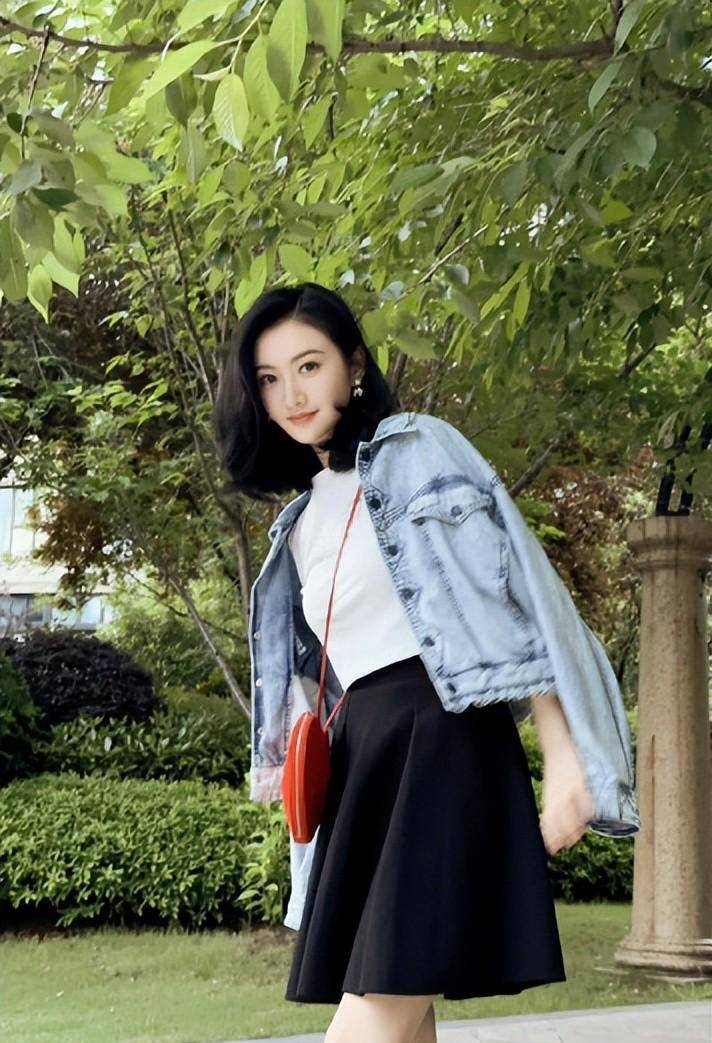 景甜真勇敢,他的外套上盖着两块黑布,紫裙染紫发,美得惊人!