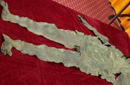 再用刀伸进去将犯人的皮与肌肉逐渐分割开来,由此扩散向犯人的全身