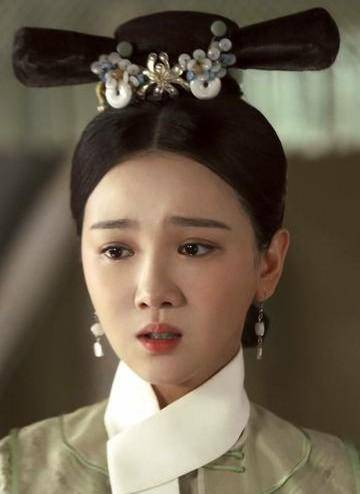 其他演员比如说饰演令妃的李纯和饰演惢心的陈小纭等演员,脸都是漂亮