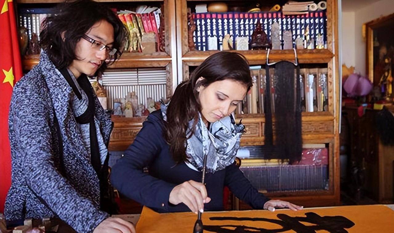 中俄混血儿刘丽达,气质出众,喜欢在中国生活,曾祖父是少奇同志_刘允斌