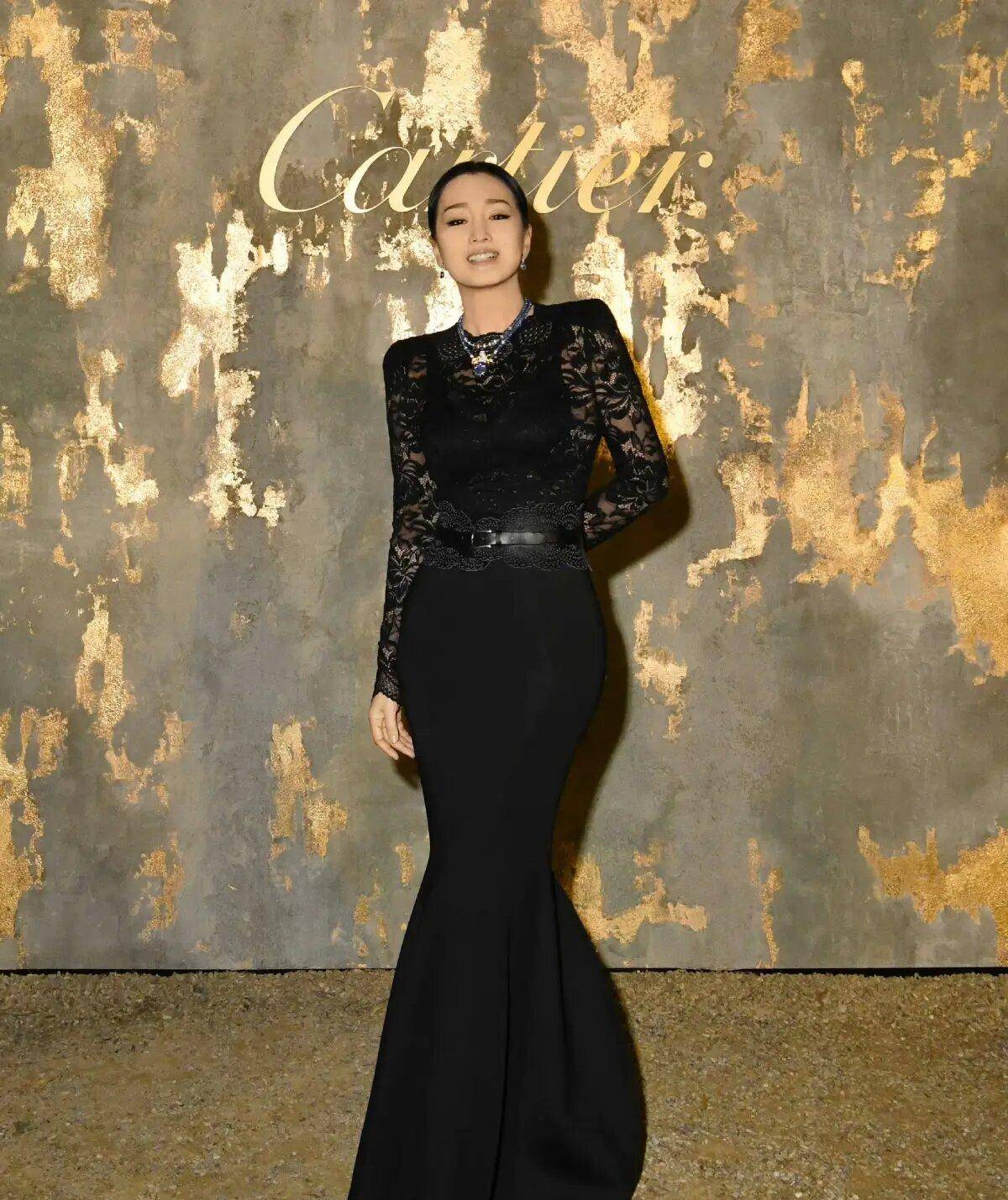 巩俐越老越有韵味,穿黑色蕾丝连衣裙秀出魔鬼曲线,自信模样真美