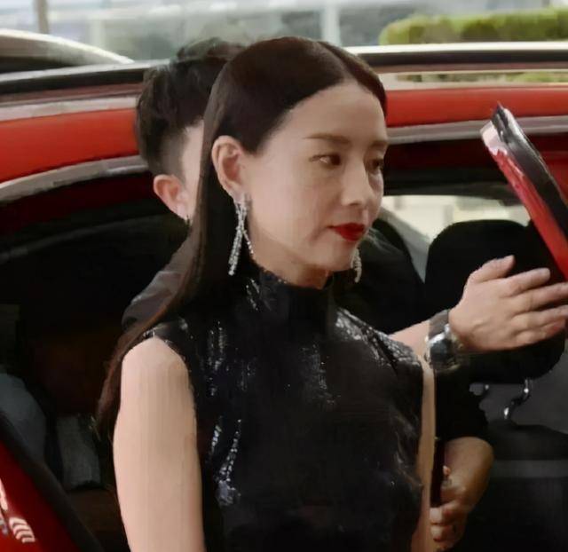 40岁董洁近照引争议,一脸苦相面色蜡黄,离婚后憔悴不堪_潘粤明_事业