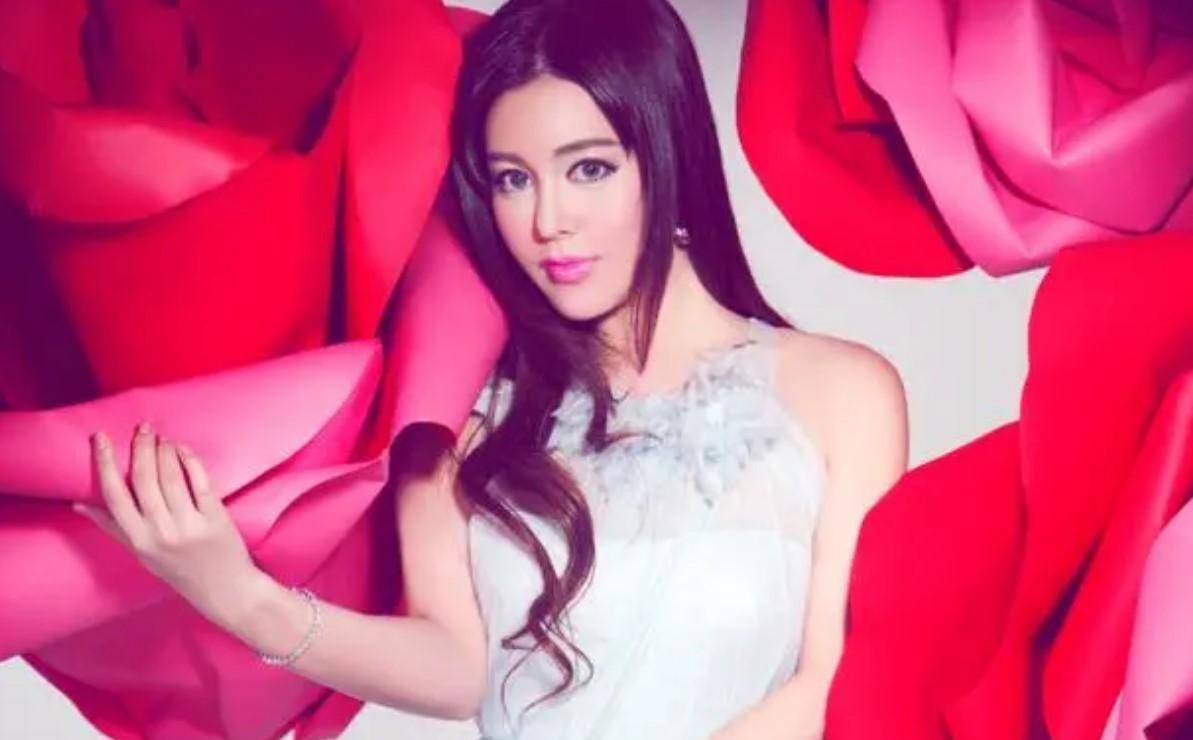 "艺术面雕"于文红:5年收割富婆47亿,52岁像少女嫁小20岁男模_妈妈_一