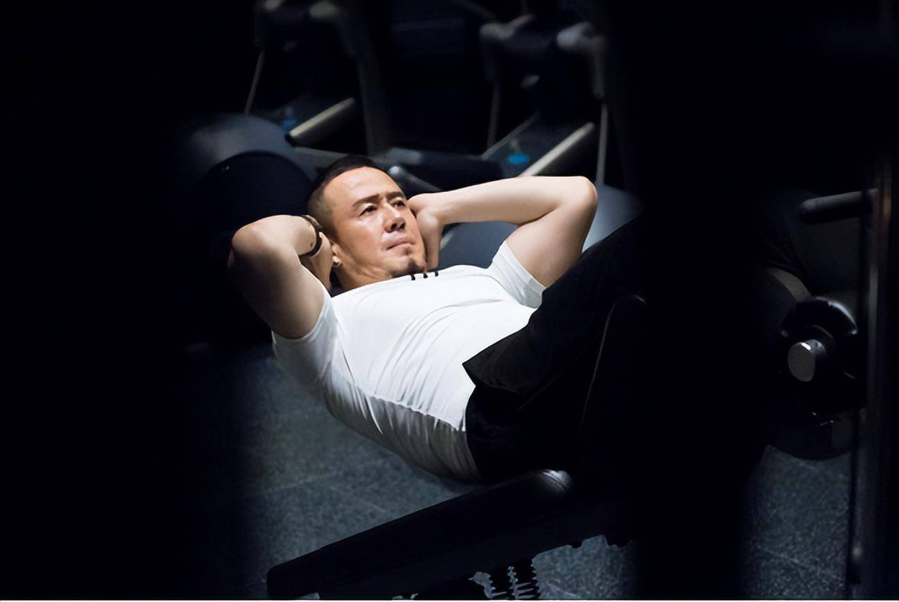 (杨坤健身照)除了药物治疗,杨坤每天都去健身馆,他在那里游泳,骑车