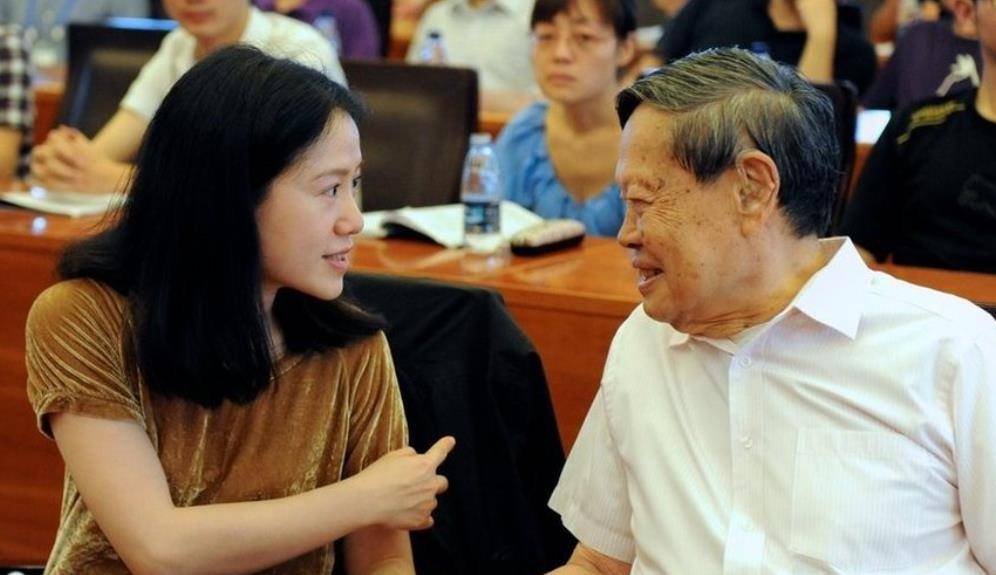 杨振宁妻子翁帆现身日本高级聚会,手戴3个银手镯,笑得像一朵有酒窝的