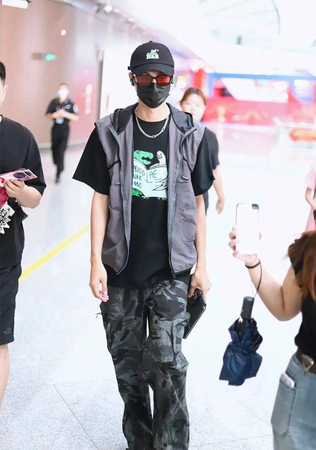 还有很多男生主义者喜欢用迷彩裤来搭配纯色t恤,比如白敬亭就曾经穿过