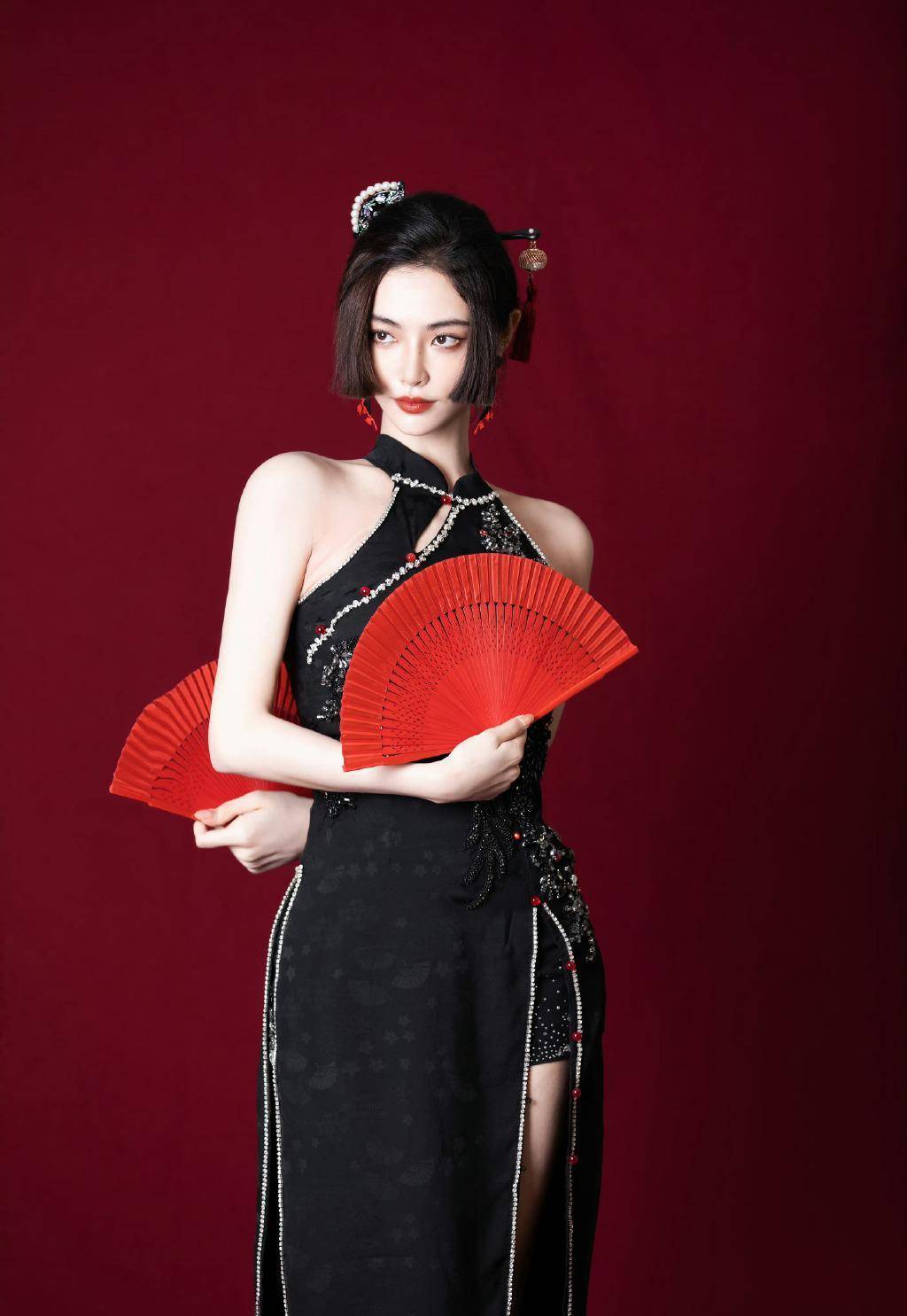 天然高冷御姐许佳琪,穿国风黑色镂空旗袍手拿红扇,尽显完美曲线_红色