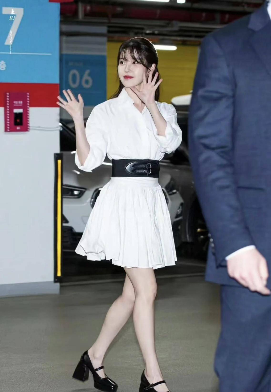 张元英逆天的身材比例让小潇洒羡慕不已.