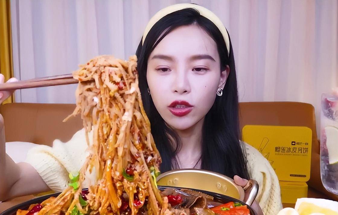 32岁小贝饿了表白老公,穿礼服晒锁骨美到认不出,疑为备孕换风格_视频