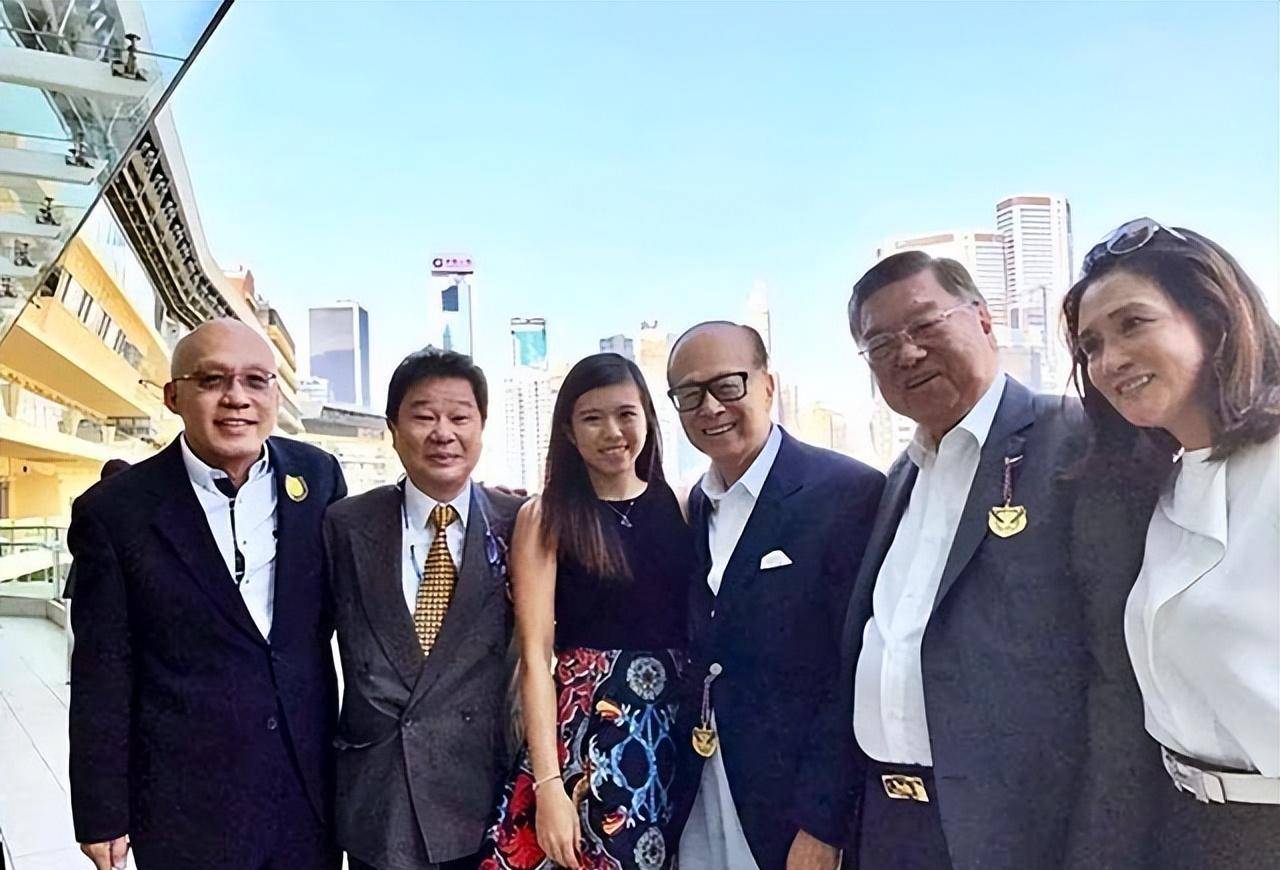 根据资料显示,李思德出生于1996年,其原本的名字叫做李燕宁,也是李泽