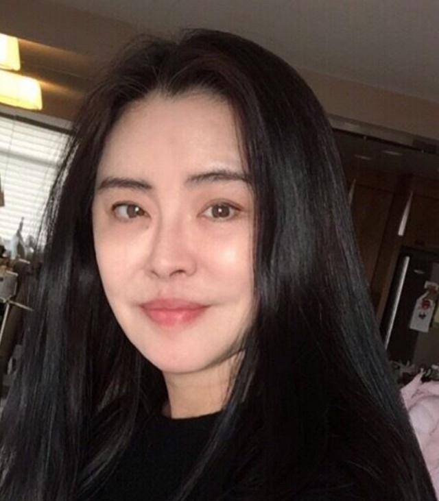 52岁王祖贤近照曝光,穿背带裤小白鞋颜值回春,站姿暴露少女心_生活