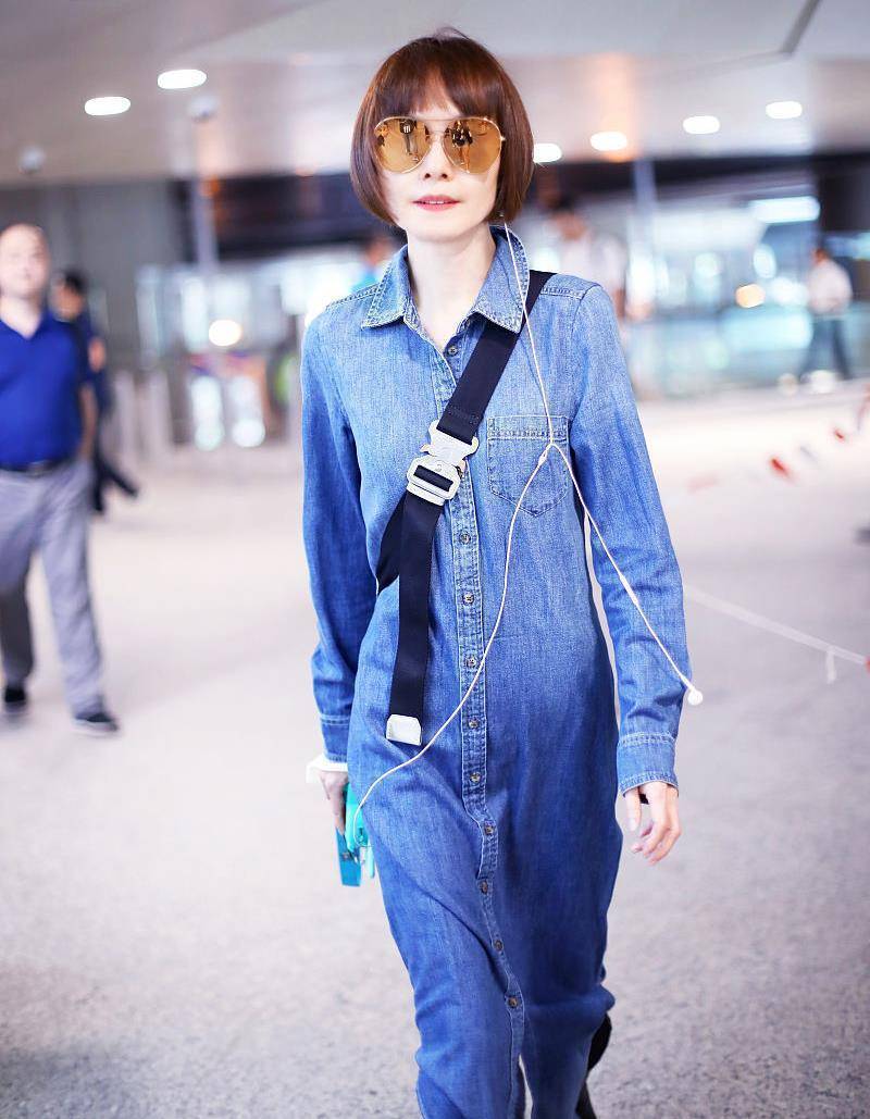 49岁鲁豫的时尚难懂,瘦得出奇偏穿拖地牛仔裙,脚踩雨靴欣赏不来_身材