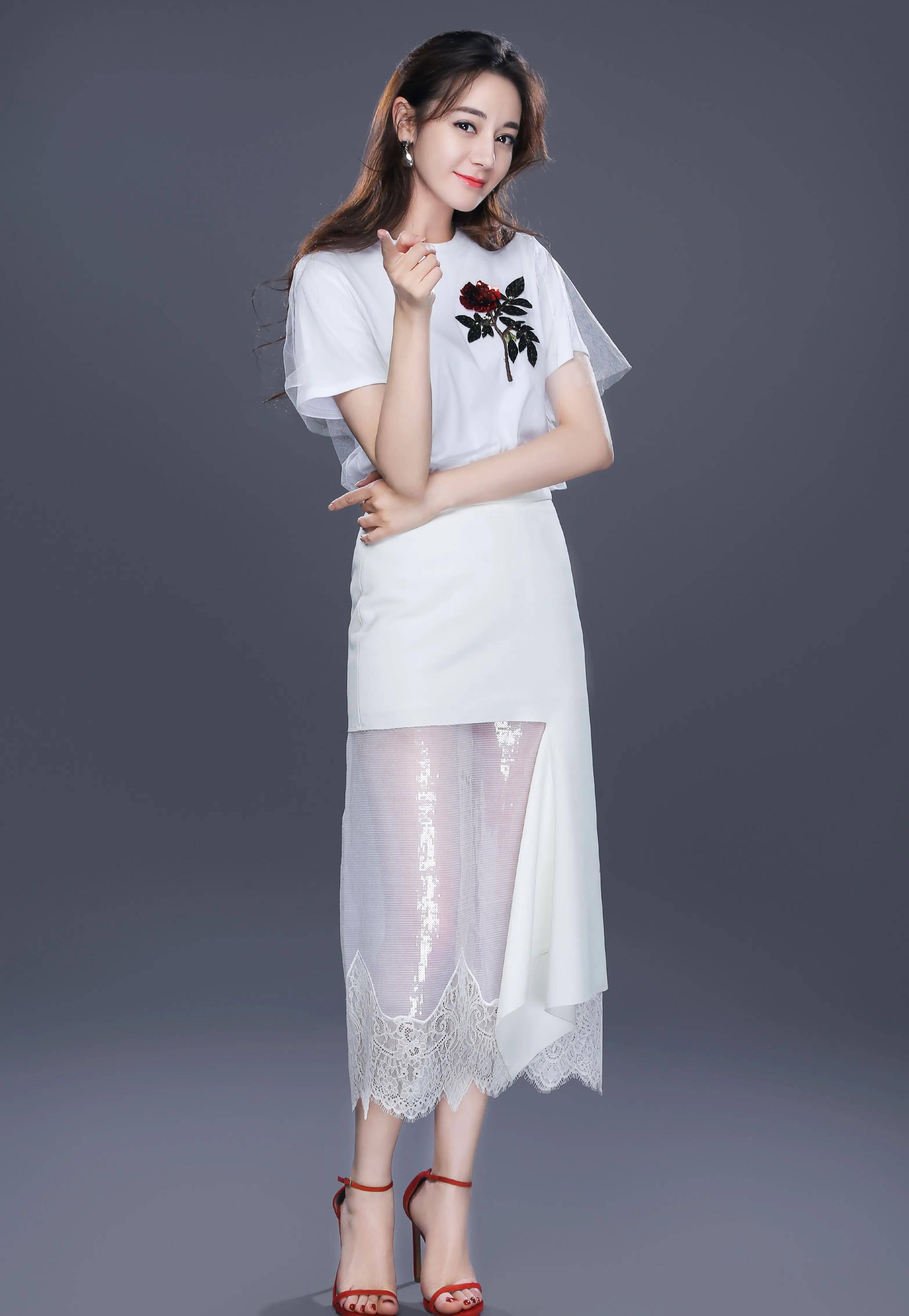 迪丽热巴红色时尚高跟凉鞋美腿_白色_身材_裙子