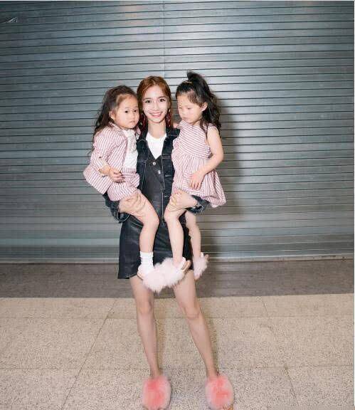 angelababy妈妈力爆表,一手抱一娃相当轻松_生活_孩子_母亲