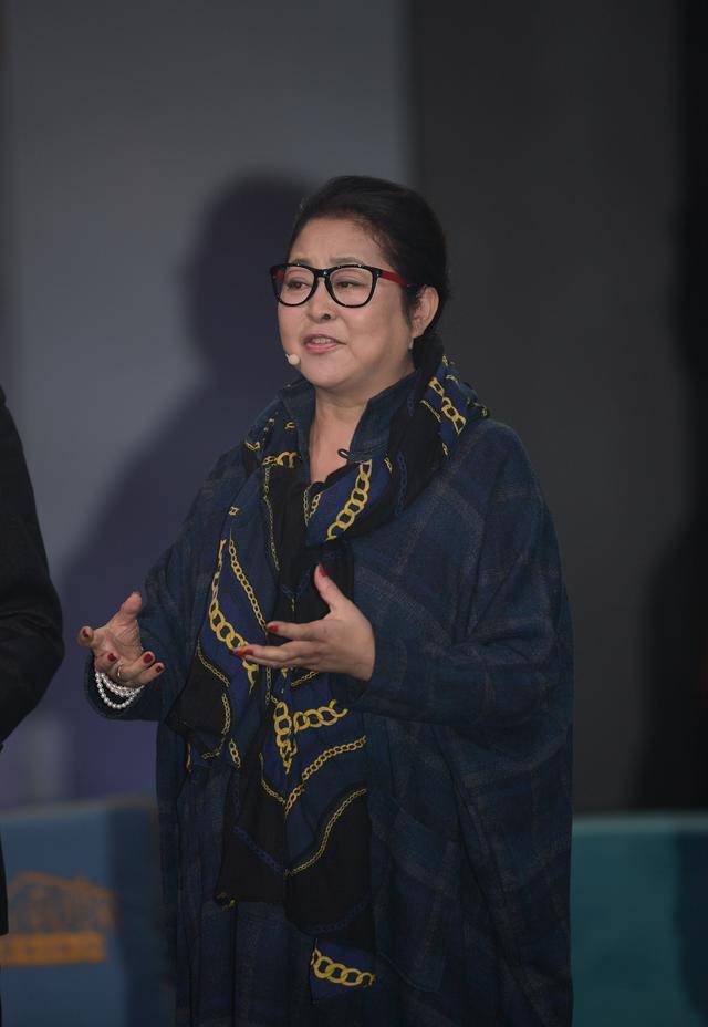 60岁的倪萍暴瘦20斤后,穿西装颜值重回巅峰_气质_广大观众_节目