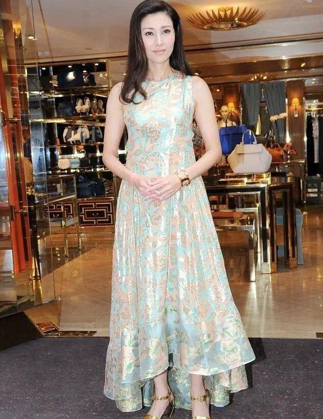 李嘉欣为了博眼球很努力,穿着大露背时装,时尚迷人,撩人隐形_身材