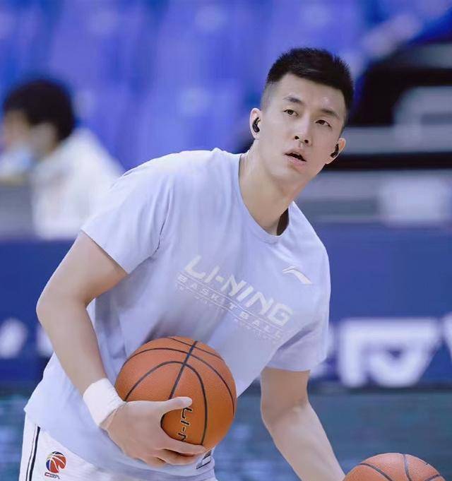 郭艾伦与哈登做活动,李凯尔晒家人合照,同曦队争取赵柏清