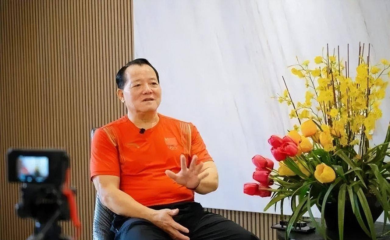 教练深知不能强硬阻止二人见面,就给占旭刚下了一个规定:半月见两次