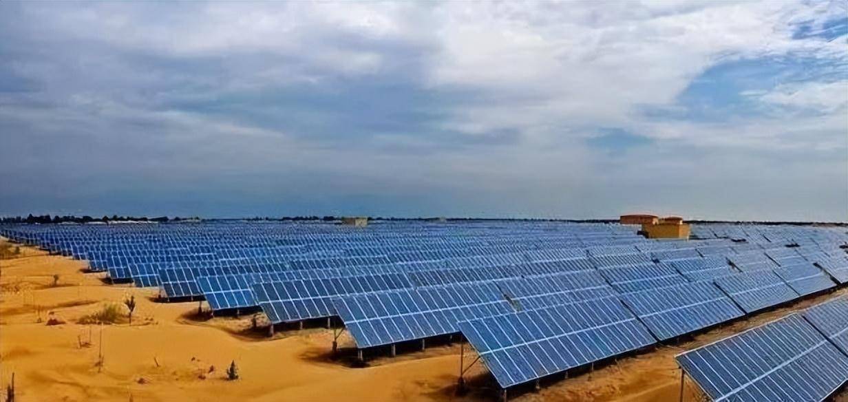 中国沙漠光伏发电,发电量相当于20个三峡大坝,未来以光伏为主?