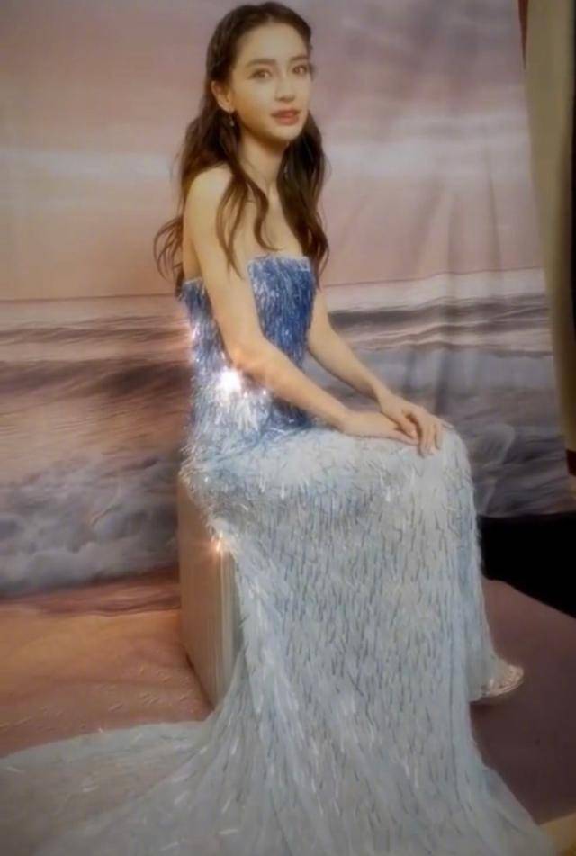 angelababy跨界当主持,美人鱼造型摇曳生姿,未修图更是一绝_衣服_娜娜