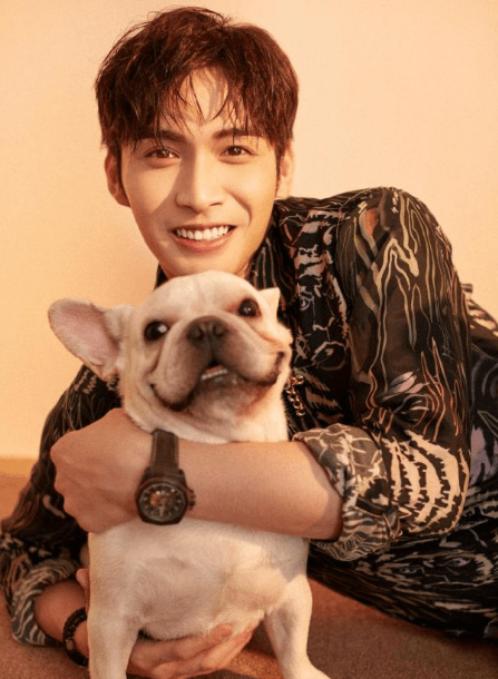 张彬彬隐婚生子,父母抱孙子闲逛,妻子身份未知_消息_资源_人士