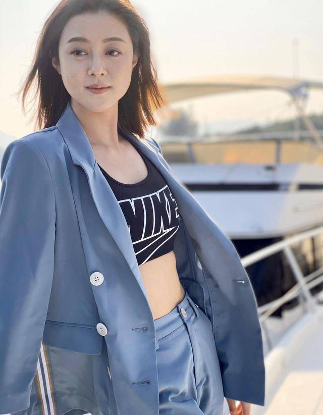 但是对黄浩然倾心仰慕,甚至不惜以高诱惑的条件去破坏黄浩然与杨千嬅