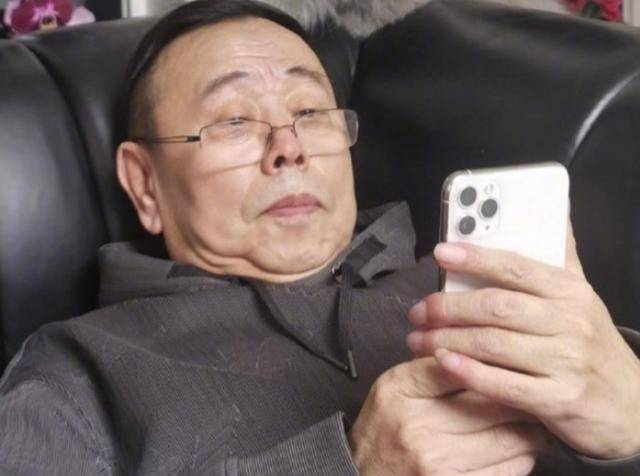 潘长江66岁老来悠闲,捧万元手机逗宠物,满脸皱纹不掩幸福笑容_网友