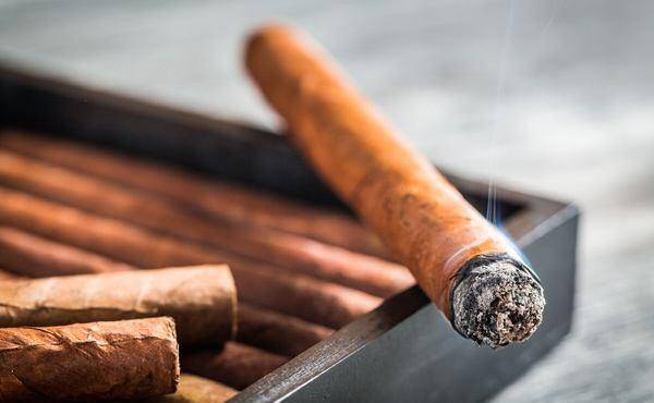 angelababy被拍到医院外抽烟,吞云吐雾,姿势娴熟_杨颖_明星_压力