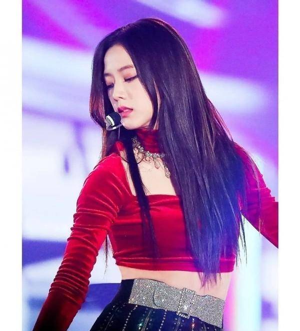 jennie和jisoo红衣舞台造型,风格不同,你喜欢哪一个_组合_金智秀_网友