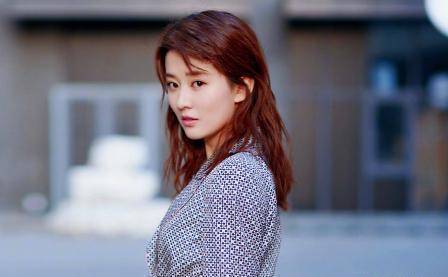 最近,乔欣和经纪公司解约,成立了自己的个人工作室.