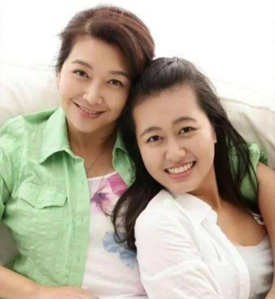 演员田小洁,能娶到江珊全靠她女儿支持,余生不会辜负她_靳东_妈妈