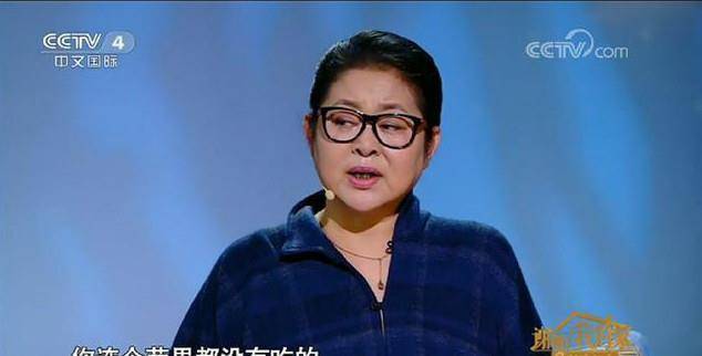 59岁倪萍比62岁敬一丹显老,走路要人扶,说好的岁月从不败美人呢_节目