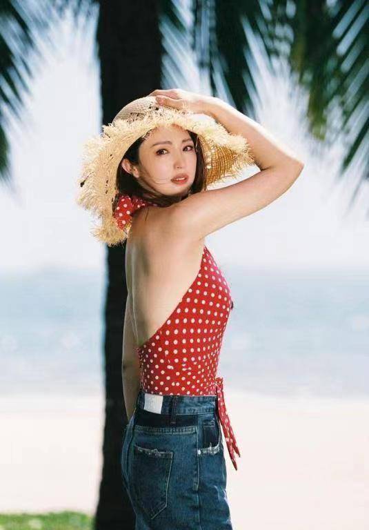 董璇分手后彻底放飞自我,穿着时尚露背连衣裙晒太阳,43岁了依然少女