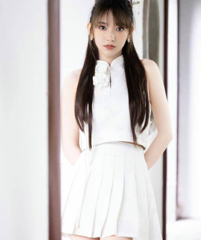 白鹿的紫色眼妆真的很漂亮,相比程潇的白玫瑰西装裙更加抢眼_发夹