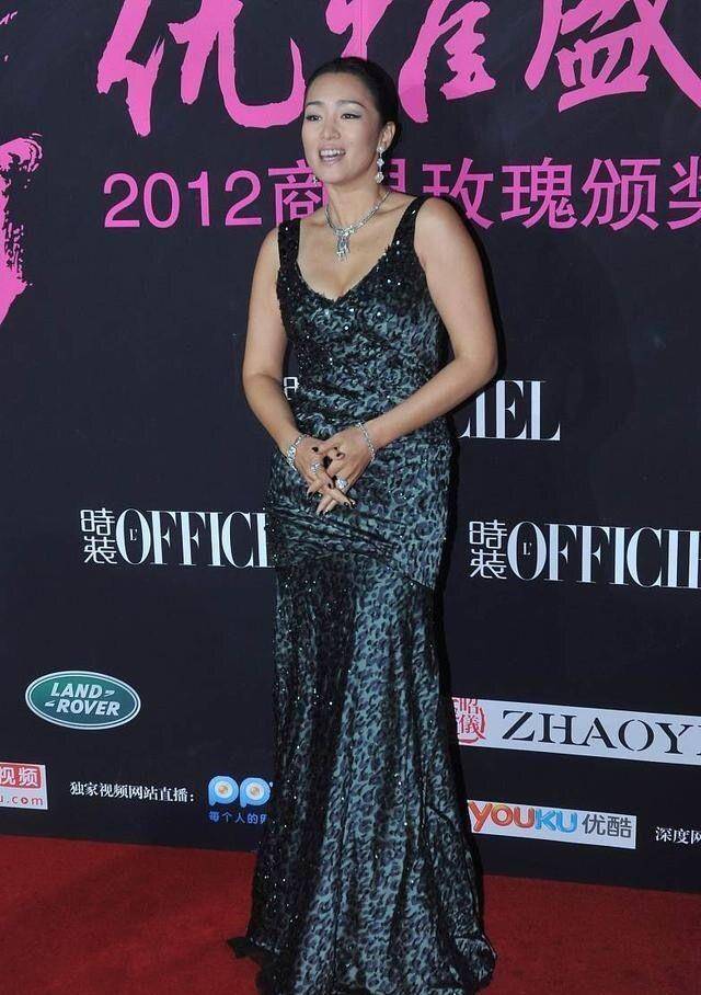 巩俐并不害怕体重增加,胖了140斤还敢穿吊带裙出门,她看起来很自信