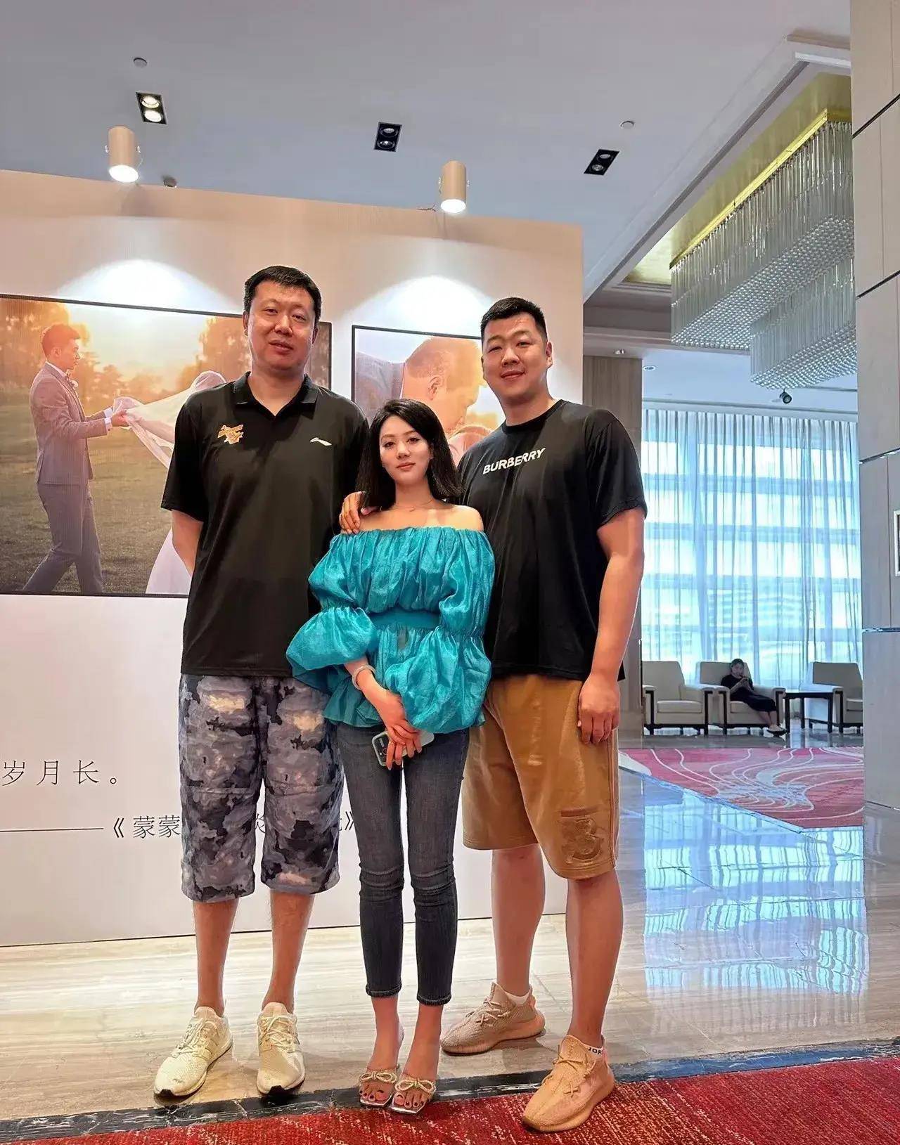 王治郅和周蕾近照突显最萌身高差_感情_成为了_评价