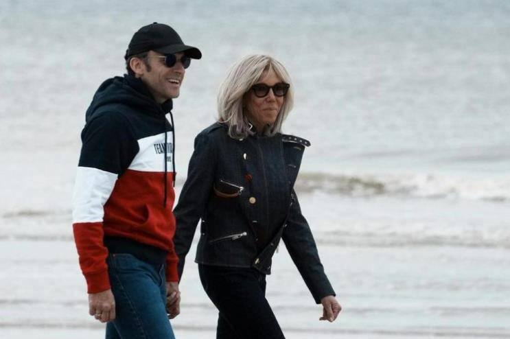 布丽吉特泳装照曝光,依偎在帅气丈夫怀里,体态完美没一丝赘肉_马克龙