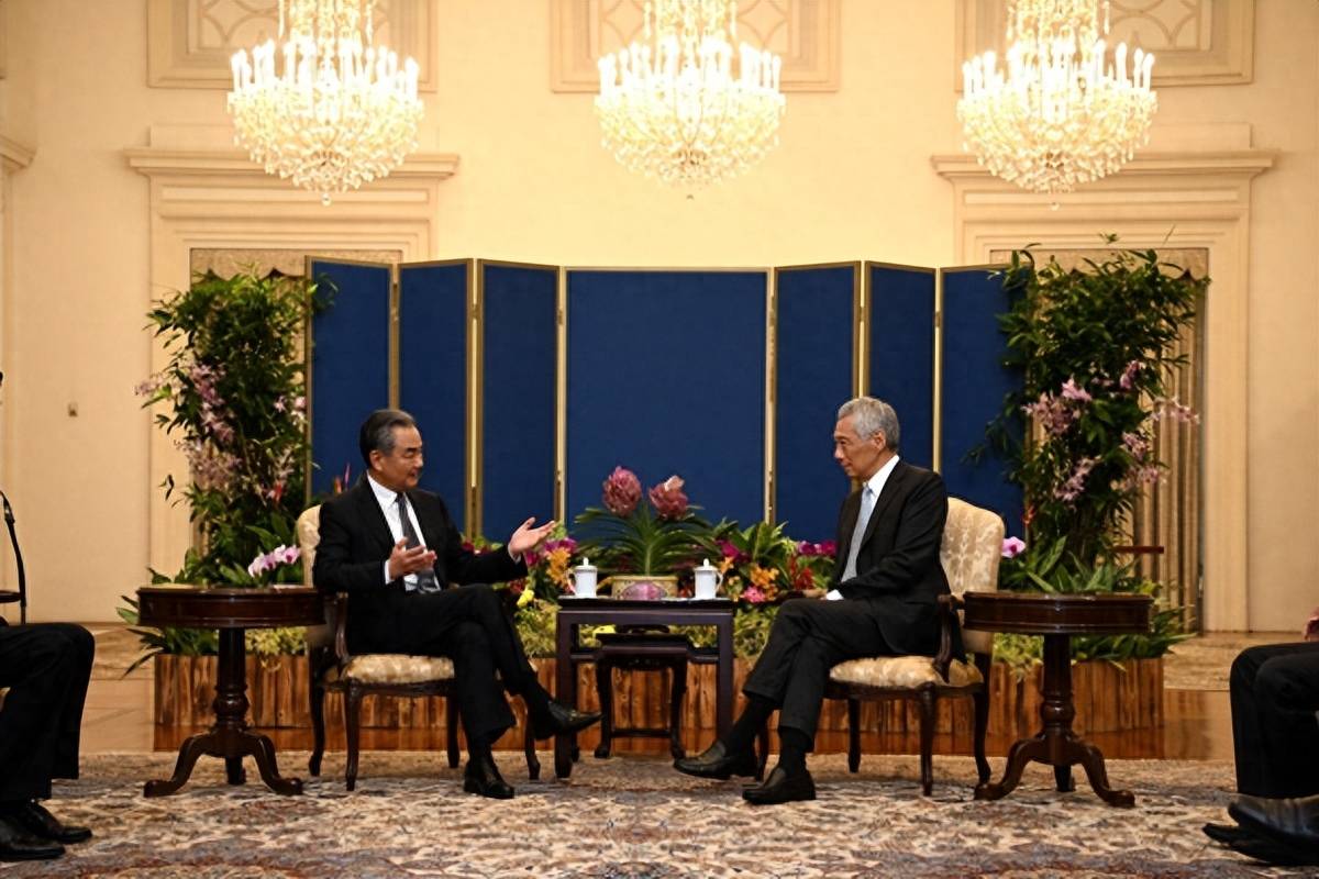 未打领带,新外长刚见面就道歉,王毅一招化解尴尬,尽显外交智慧_东盟