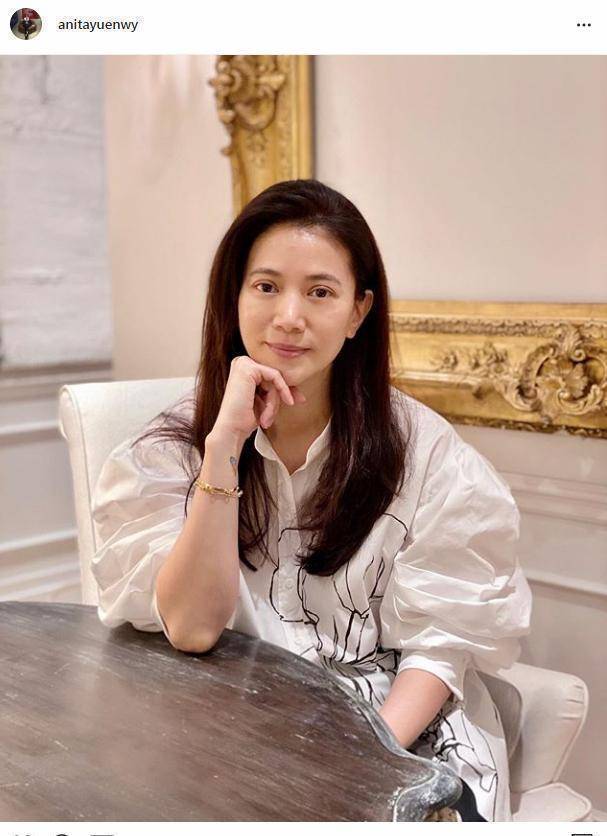 49岁袁咏仪晒全素颜美照,托腮甜笑温婉动人,颜值状态超能打_儿子_家庭
