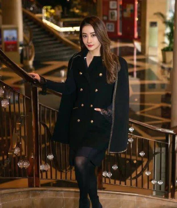 陈德容再次容光焕发,黑丝袜英伦制服瞬间变身女王!_时尚_气质_衣服