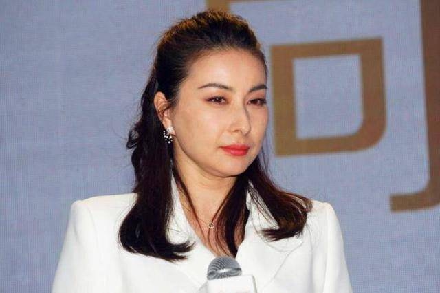 郭晶晶为河北豪捐7000万,满头白发为国忧,三代传承爱国行动_明星_因为