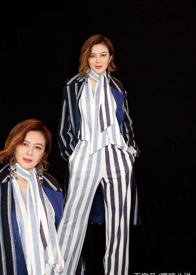 56岁关之琳参加活动,气质不输小姑娘,未修图中两个细节暴露年龄_明星