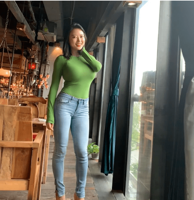 蒋聘婷穿绿底衫与130猫合影,魔鬼身材凹凸不平