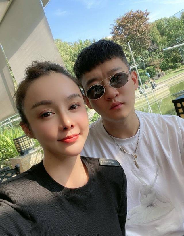 曹云金现任晒男友视角照,穿吊带裙秀好身材,力挺曹云金对自己好_恋情