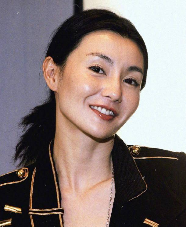 3,当林青霞住20亿豪宅,刘嘉玲佩戴价值千万的项链时,54岁的张曼玉却