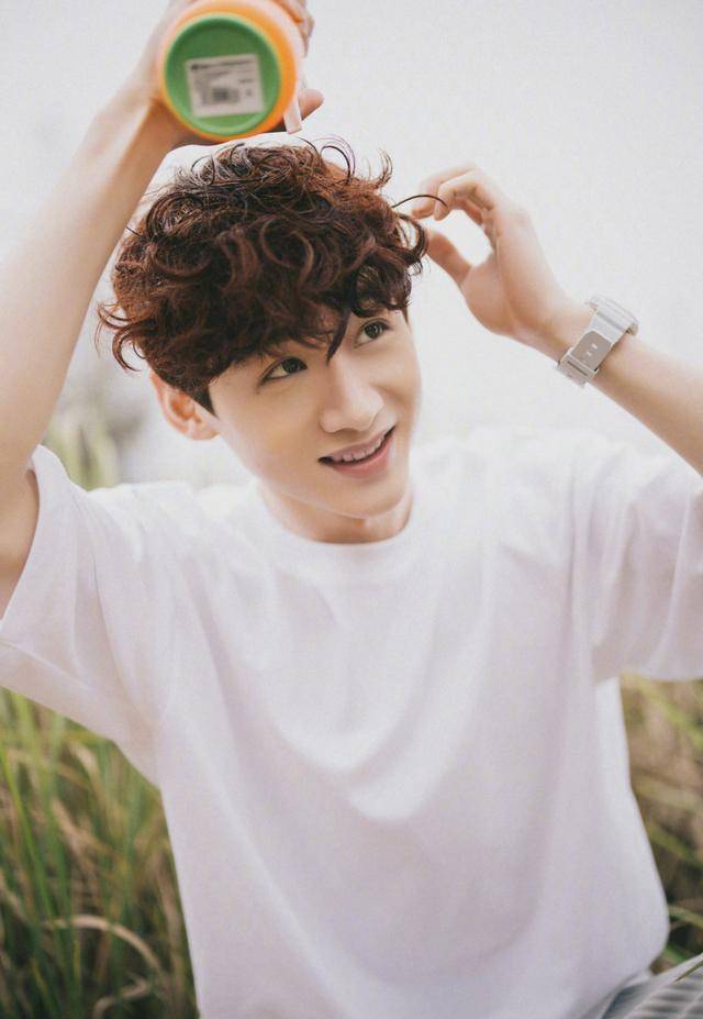 白敬亭羊毛卷发型搭配简洁白t,帅!_少年