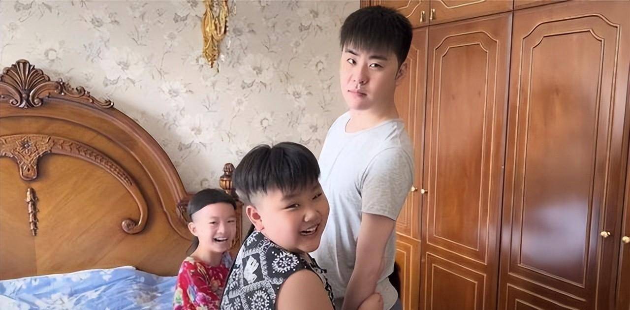 德云社老板娘王惠现身青岛,带郭汾阳看京剧演出,安迪又长高了不少